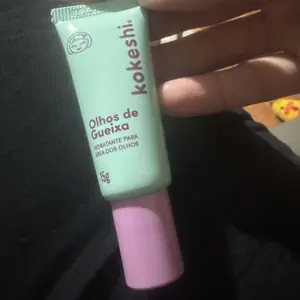 Foto da cliente com os produtos Kokeshi